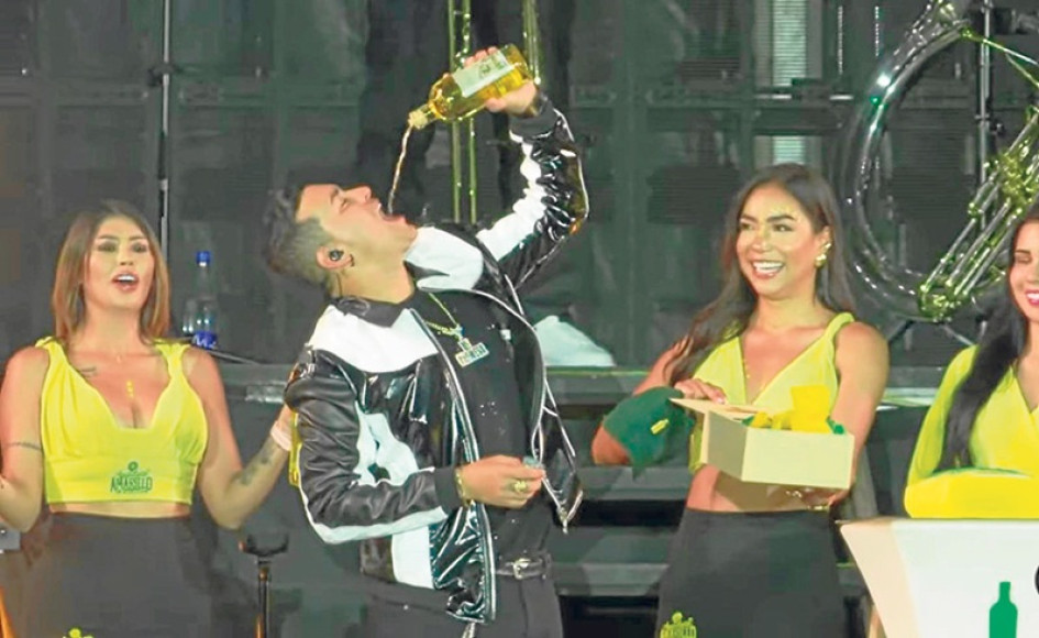 El manzanareño Yeison Jiménez brindó con el Aguardiente Amarillo, licor de su tierra, en el concierto que tuvo en el estadio El Campín de Bogotá.