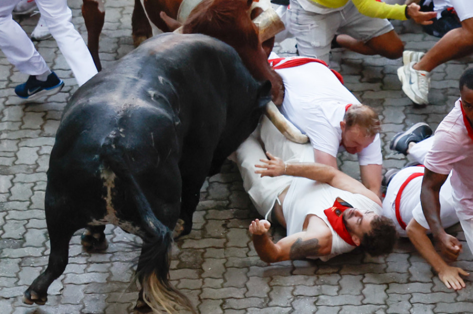 Varios mozos son embestidos por uno de los toros ganadería Cebada Gago durante el segundo encierro de los Sanfermines este martes, en Pamplona.
