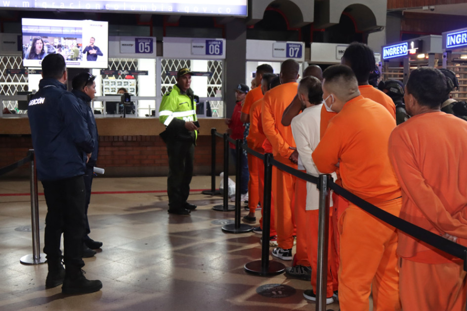 Presos colombianos hacen fila en el paso fronterizado entre Ecuador y Colombia este viernes, en Rumichaca (Ecuador).