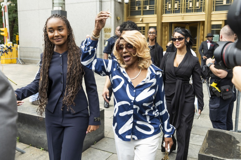 la madre de Diddy, Janice Combs, volvió a las puertas de la corte y aunque no pronunció palabra, sonrió al público y a los medios y levantó la mano haciendo la señal de paz.