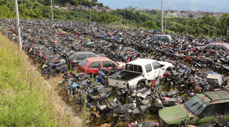 carros en los patios de manizales