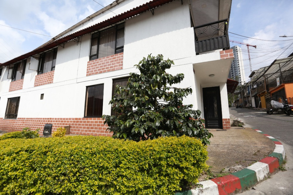 Foto | Luis Trejos | LA PATRIA En el antejardín de la casa de Adalberto Zuluaga de los Ríos,en el barrio La Sultana, se encuentra este árbol de café. Fue plantado hace aproximadamente seis años y desde ese entonces, comenta su dueño, ha dado buenas cosechas aprovechadas para el tinto de la casa. En diferentes antejardines de la ciudad también hay plantados árboles de café, una tradición cafetera que resalta entre el concreto de la ciudad.