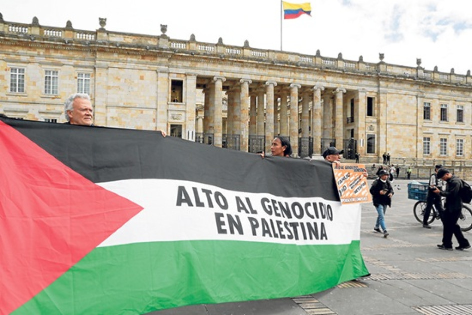 Foto / EFE / LA PATRIA  Personas participan en una manifestación en apoyo a Palestina en la primera cumbre ministerial de emergencia del Grupo de La Haya, en Bogotá.
