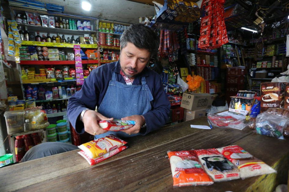 Óscar López, propietario de Granos Óscar. 
