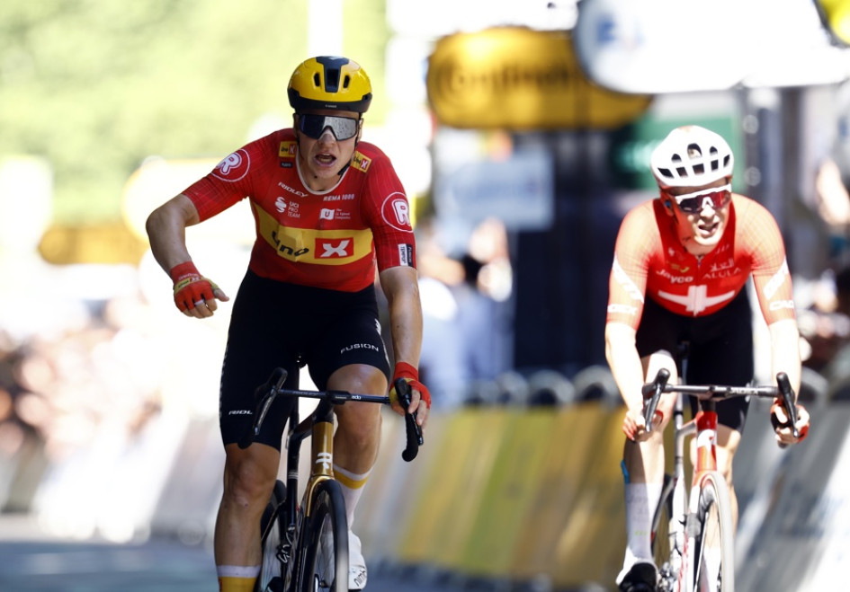 El ciclista noruego Jonas Abrahamsen (izq.) del equipo Uno-X Mobility gana por delante del ciclista suizo Mauro Schmid del equipo Jayco AlUla la undécima etapa del Tour de Francia,