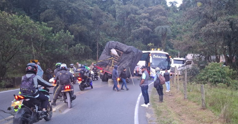 La vía Manizales-Bogotá se encuentra bloqueada por el choque de un bus y un camión en Maltería.