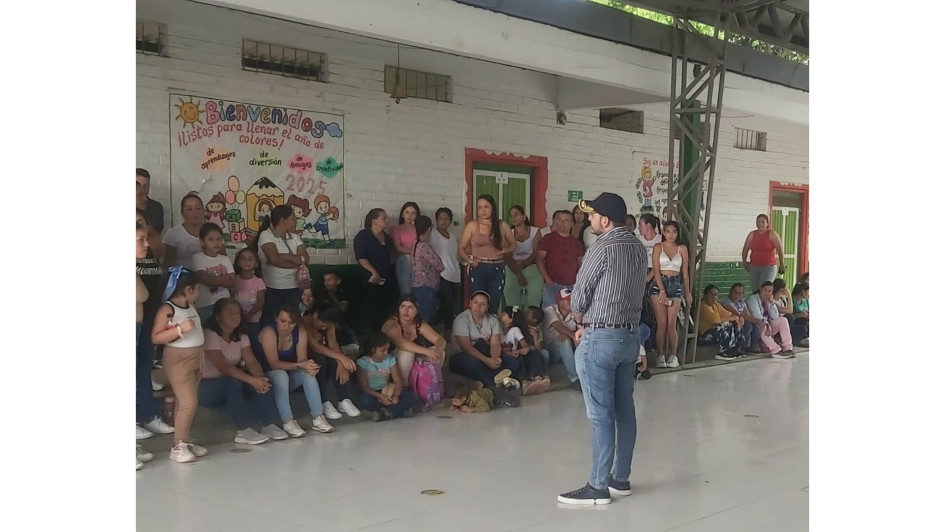 El alcalde de Neira, Jhon Jairo Castaño Flórez, socializó una solución para que los alumnos del colegio de la vereda Llanogrande regresen a clases presenciales. Un derrumbe los obligó a estudiar en la virtualidad por varias semanas.