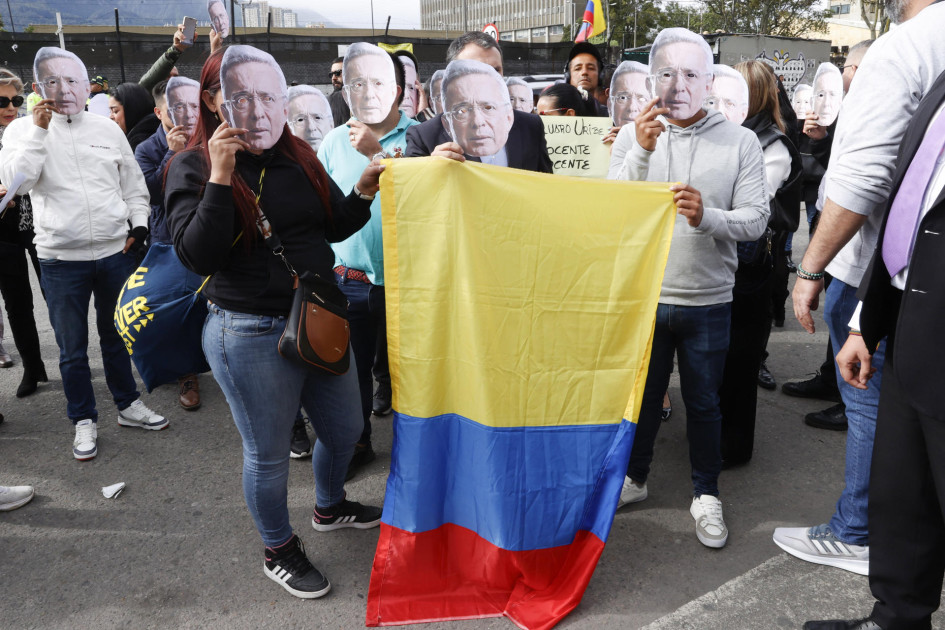 Seguidores del expresidente Álvaro Uribe asistieron al Complejo Judicial de Paloquemao para apoyar al exmandatario este lunes, en Bogotá (Colombia).