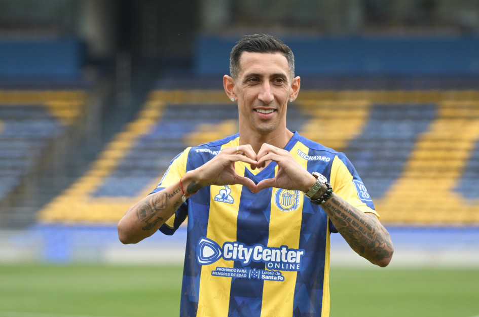 El delantero argentino Ángel Di María reacciona durante su presentación como nuevo jugador del Rosario Central este lunes, en el Estadio Gigante de Arroyito en Rosario (Argentina).