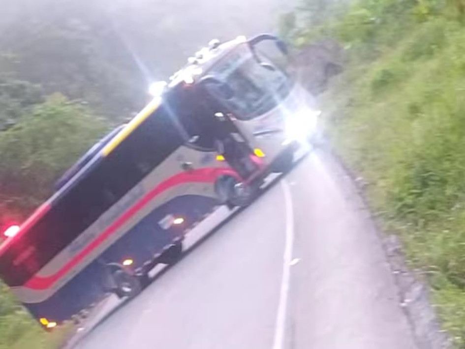 A 50 minutos de Risaralda un bus de servicio público tendría explosivos que puso el Eln: la vía panamericana está cerrada