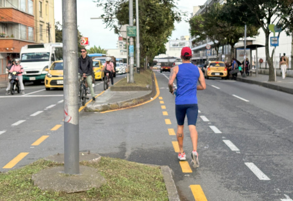 A este ciudadano se le vio trotando este miércoles por la ciclobanda de Manizales. Esta práctica es prohibida y es criticada por ciclistas, puesto que se podría generar un accidente.