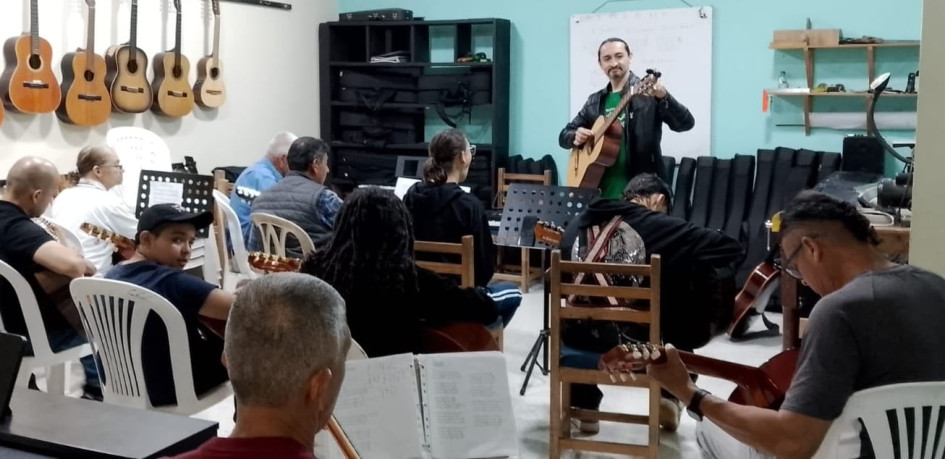 El profesor Jaime Moreno en sus clases en la Corporación Casa de la Cultura de Villamaría.