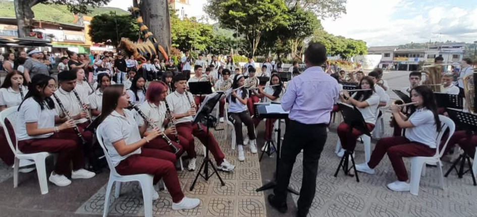 Con largas y extenuantes horas de ensayos los alumnos de la I.E San Francisco de Paula, de Chinchiná, buscan perfeccionar la ejecución de sus instrumentos.