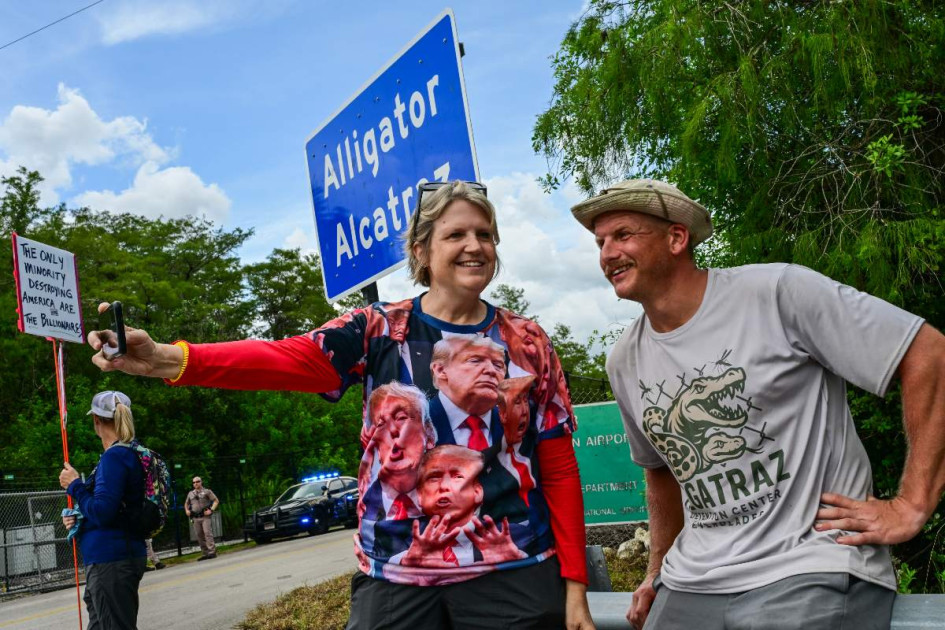 Legisladores federales y estatales de Florida denunciaron que hay 750 migrantes en jaulas tras recorrer por primera vez el nuevo centro de detención migratoria 'Alligator Alcatraz' (Alcatraz Caimán). 