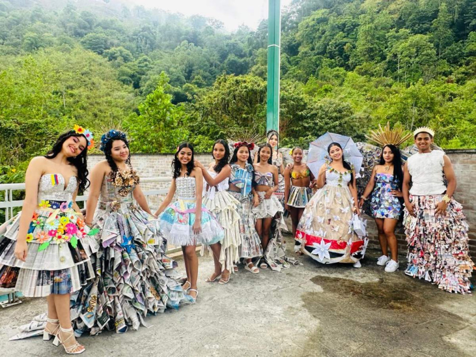 Las estudiantes desfilaron sus creaciones, resultados de su proyecto ambiental escolar.