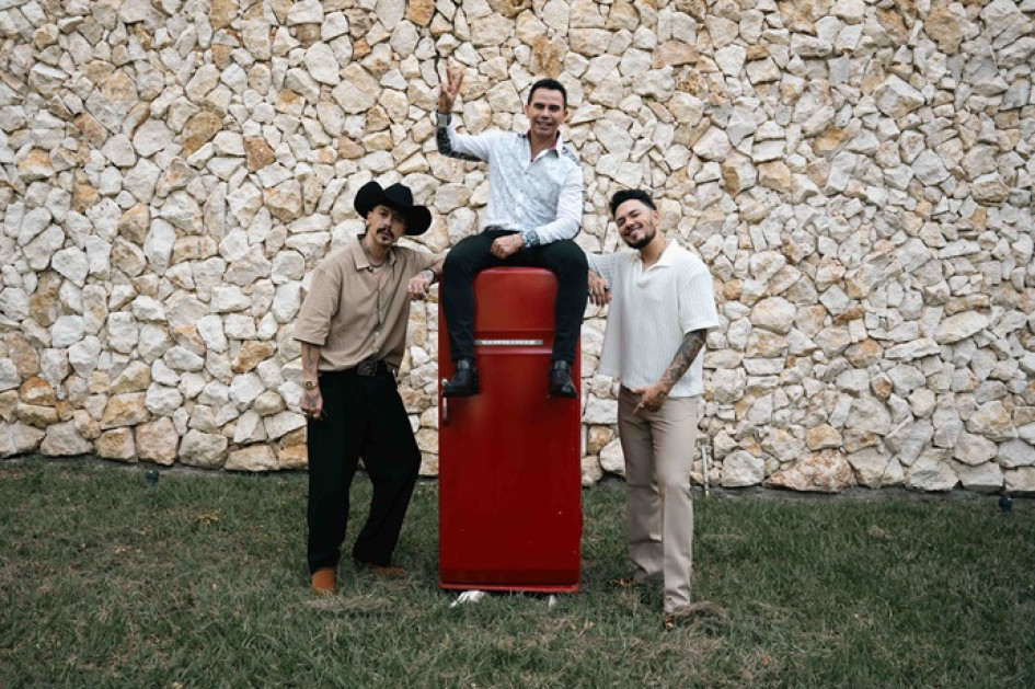 Pasabordo junto Jhonny Rivera en el rodaje del videoclip La Nevera