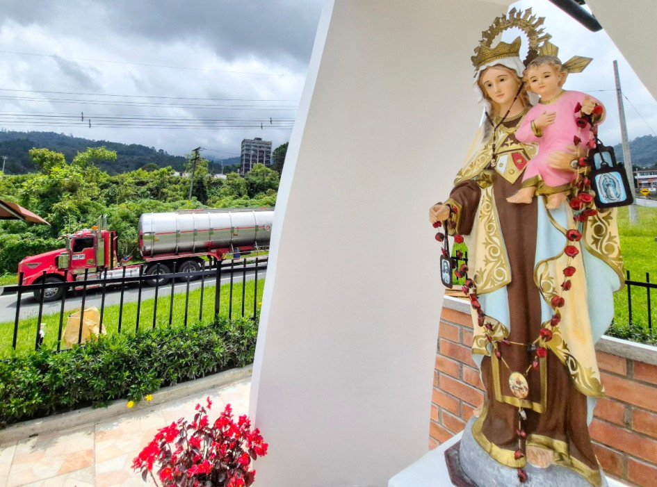 El gremio de los camioneros de Manizales inauguró el año pasado una imagen de la Virgen del Carmen en la glorieta ubicada antes de ingresar a la Industria Licorera de Caldas, como un regalo para la ciudad.