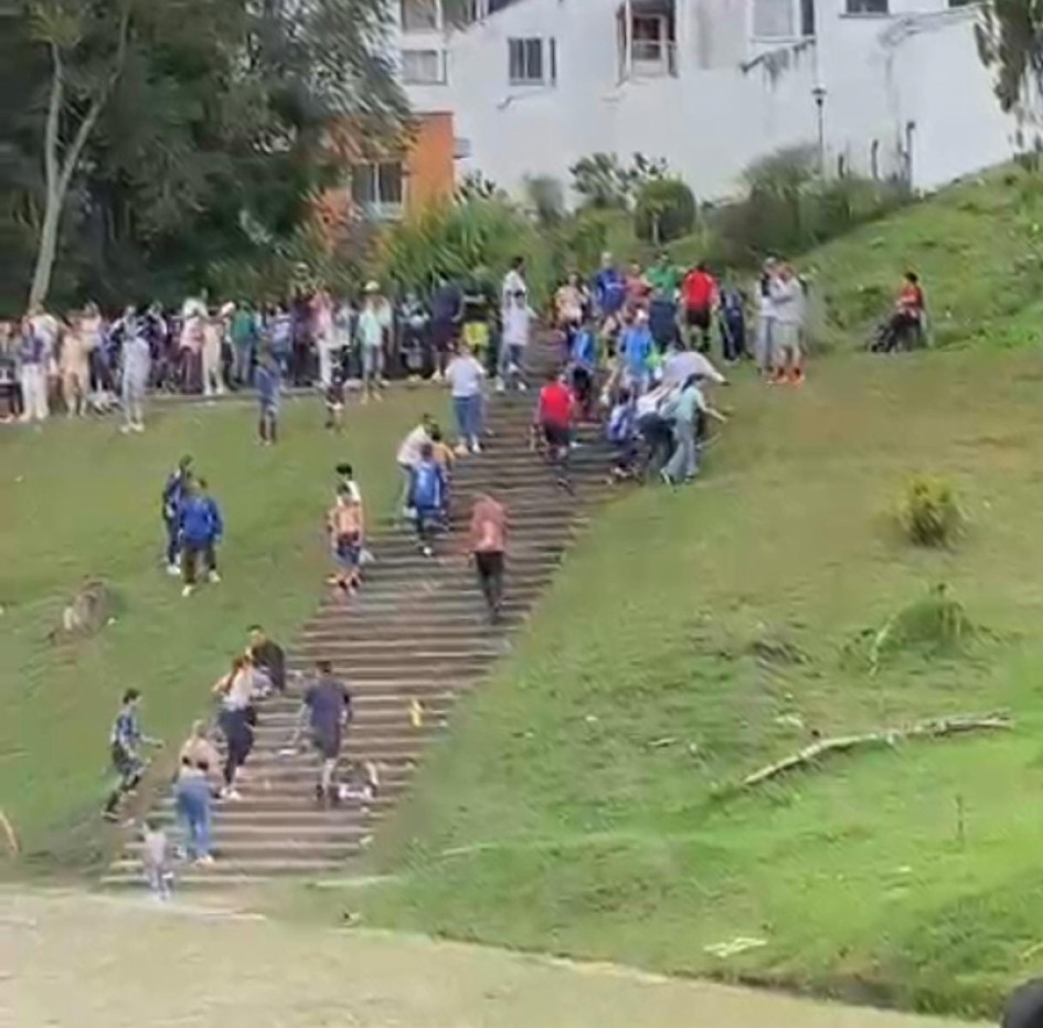 Esta imagen muestra el desorden con el que terminó el partido. El árbitro (rojo), para evitar el linchamiento, tuvo que salir rápido.