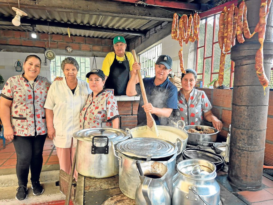 Las hermanas Tibaduiza llevan cerca de 20 años sirviendo platos típicos en el restaurante El Crucero, a donde llegan decenas de deportistas a desayunar los fines de semana desde las 6:30 a.m.