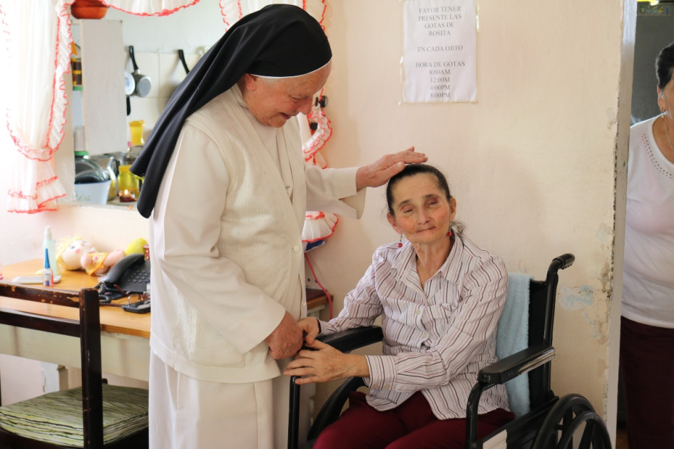 La hermana Ana María Echeverri Jaramillo, Caldense del Año 2019, en una de sus jornadas de servicio en la fundación Betania.