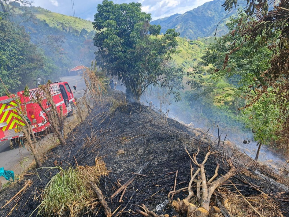 Los Bomberos de Salamina atendieron un incendio forestal en la vía que conduce hacia Aranzazu, en el Norte de Caldas.