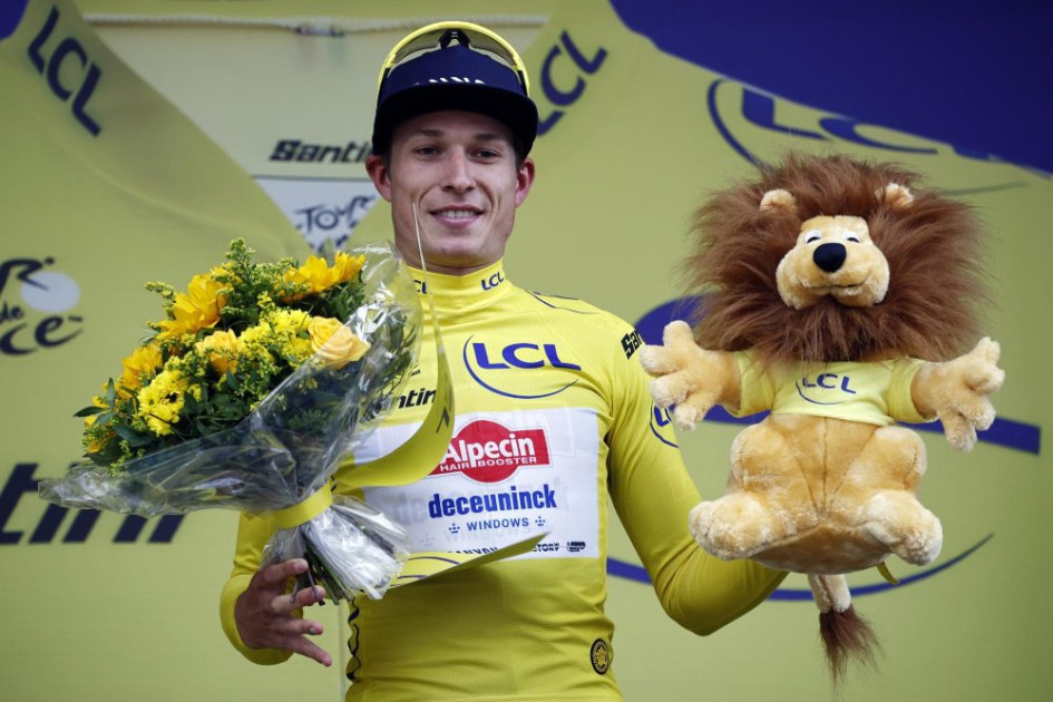 El ciclista belga Jasper Phillipsen con la primera camiseta amarilla del Tour de Francia 2025. 