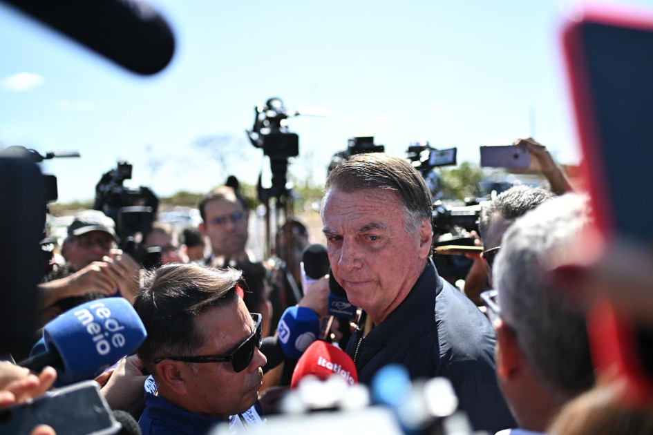 El expresidente de Brasil Jair Bolsonaro, habla con la prensa a su salida de la sede de la Policía Federal este viernes.