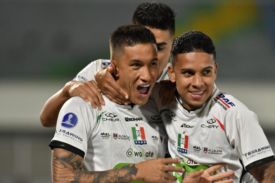 Jefry Zapata (izq.) anotó el 0-1 para el Once Caldas en Cochabamba (Bolivia). San Antonio Bulo Bulo se quedó con 10 hombres desde el minuto 42.