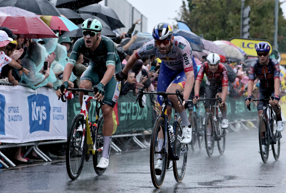 El líder en puntos de la Maillot Verde, el ciclista italiano Jonathan Milan (izq.) del equipo Lidl - Trek, ganó la 17.ª etapa del Tour de Francia.