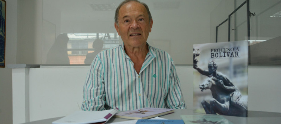 Jorge Ossa muestra el boceto del libro Proceso a Bolívar que pretende sacar al mercado para preservar la memoria del escultor Rodrigo Arenas. 