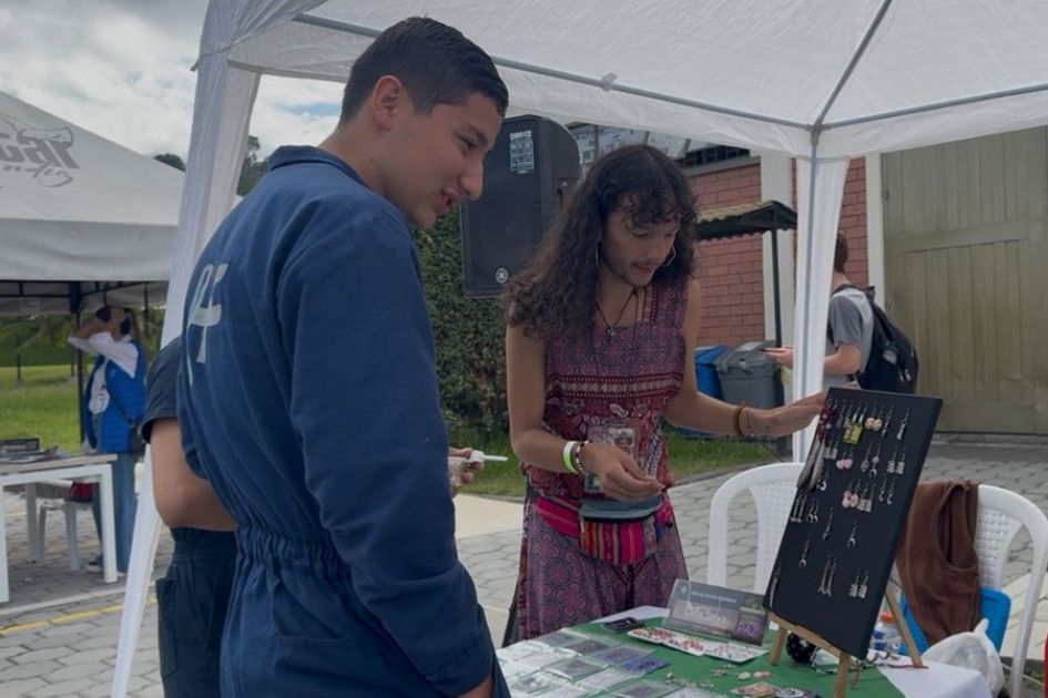 Juliana, es artista y estudiantes de estructuras livianas en el Sena Caldas. Ella combina el activismo con la calle y la selva, recuperando los espacios que les han sido negados a las personas LGBTIQ+. 