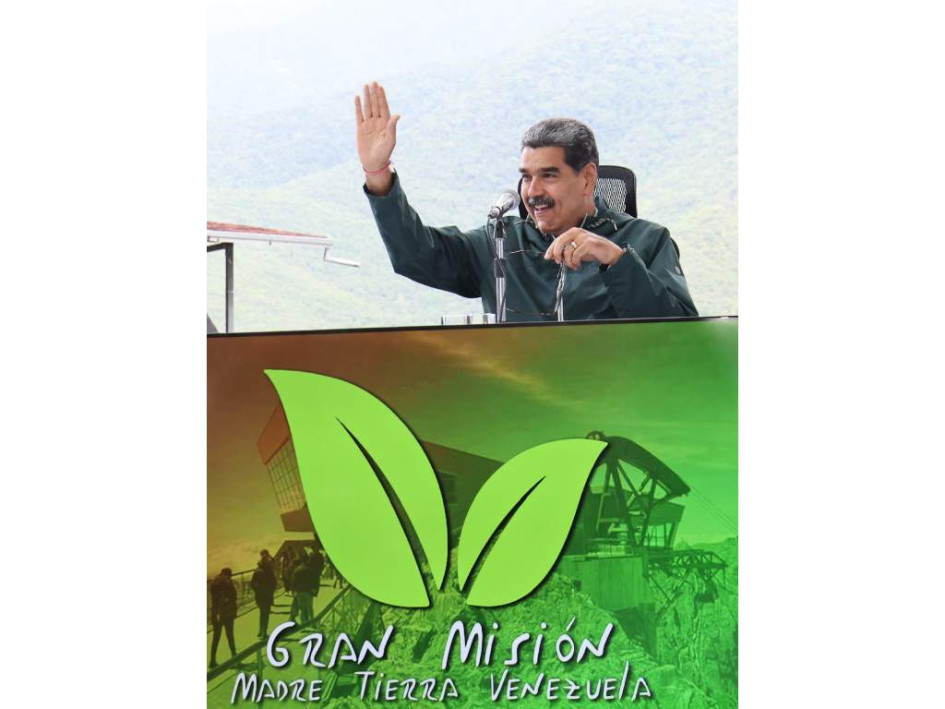 Presidente de Venezuela, Nicolás Maduro, saludando durante el lanzamiento de la Gran Misión Madre Tierra Venezuela. 