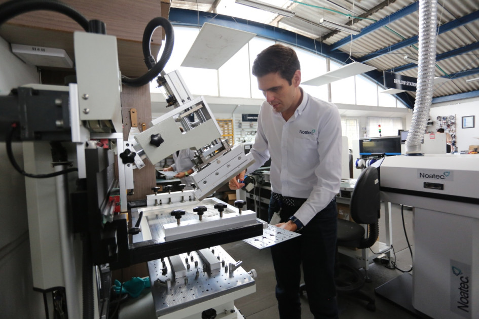 Noatec es una empresa manizaleña que mira a los ojos a Asia en la producción y los ensambles electrónicos. Daniel Montes, gerente de la compañía, apunta alto: quiere consolidarse en la cadena de suministro mundial. Sus nuevos aliados son la inteligencia artificial y el internet de las cosas.