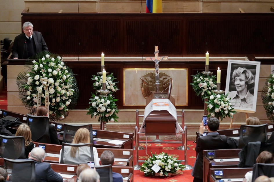 El hijo de la ex primera dama de Colombia Nydia Quintero, Julio Cesar Turbay Quintero, habla durante una ceremonia este lunes, en el Capitolio Nacional en Bogotá (Colombia)