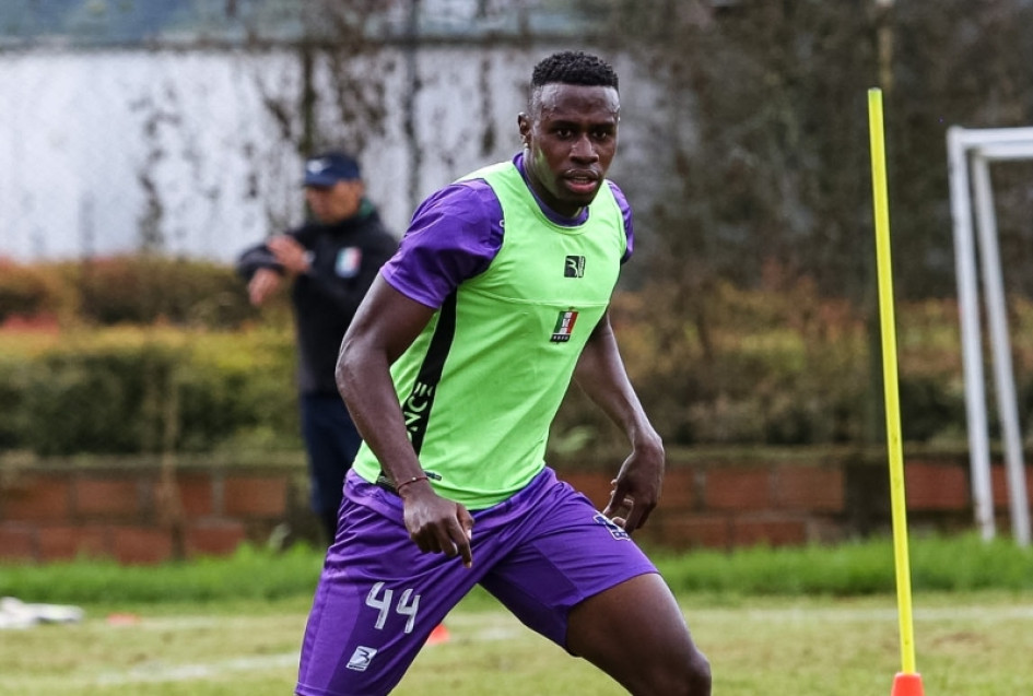 Kevin Cuesta, defensor central que llegó de Independiente Santa Fe, podría ser titular el domingo con Once Caldas ante Fortaleza.