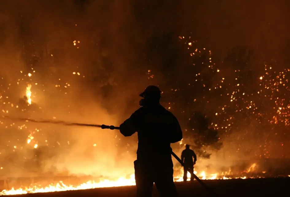 Bomberos luchan contra un incendio forestal el 16 de julio cerca del pueblo de Asprochori, en la región de Oropos. 