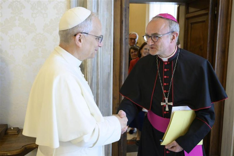 El papa León XIV con el nuevo presidente de la Pontificia Comisión para la Protección de los Menores, el arzobispo francés Thibault Verny, en Ciudad del Vaticano. 
