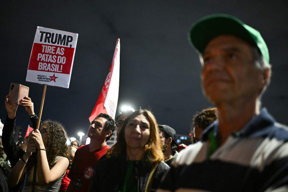 Personas participan en una protesta contra los aranceles estadounidenses de Donald Trump, este jueves, en la estación central de autobuses en Brasilia (Brasil).