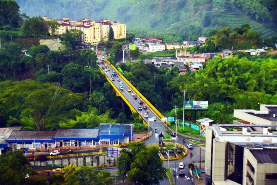 El puente La Florida conecta Armenia y Calarcá, en el Eje Cafetero. 