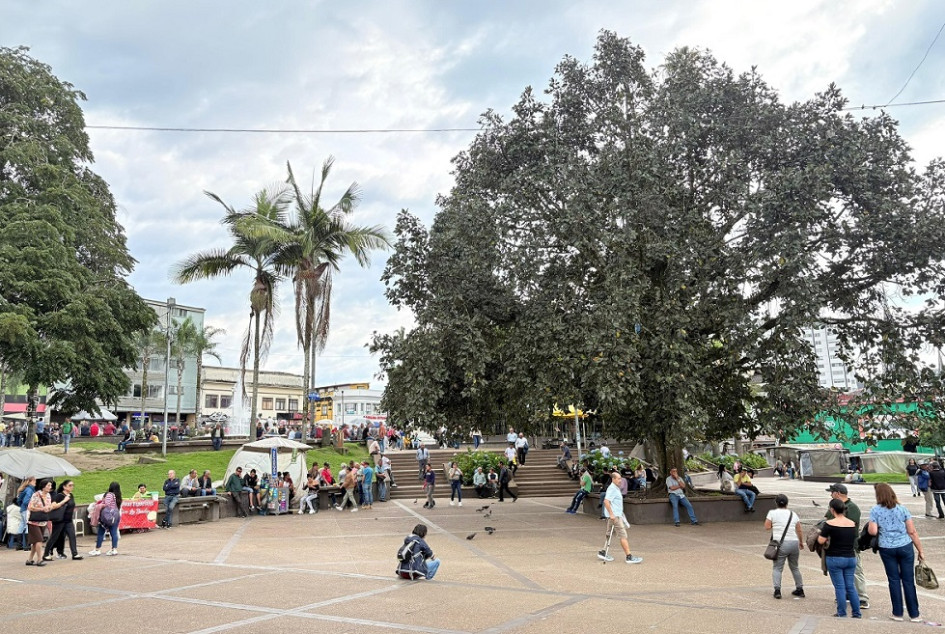 Los sujetos involucrados en la riña lesionaron a los auxiliares en el Parque Caldas.