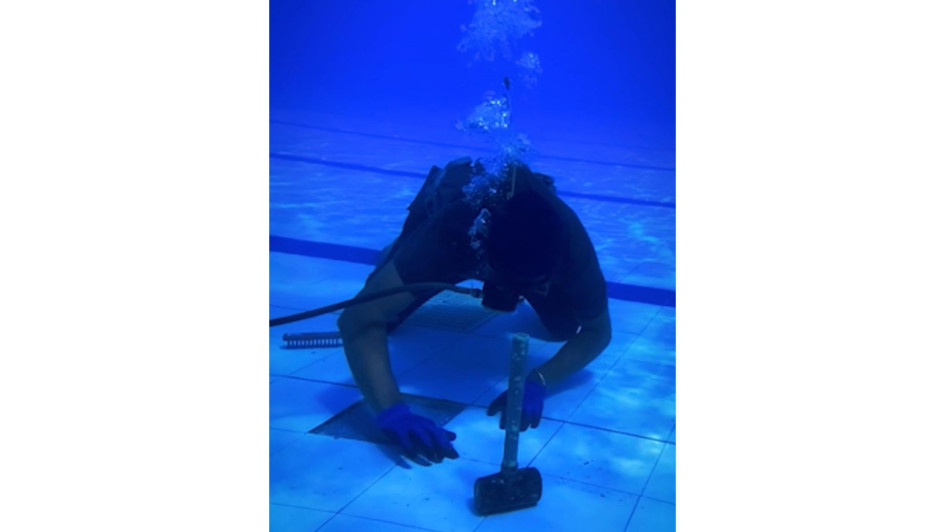 Cambio de baldosas en la piscina olímpica del Complejo Acuático del Bosque Popular El Prado.