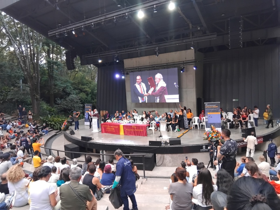 Fernando Rendón, director del Festival Internacional de Poesía de Medellín, recibió una condecoración durante la edición 35 del mismo.