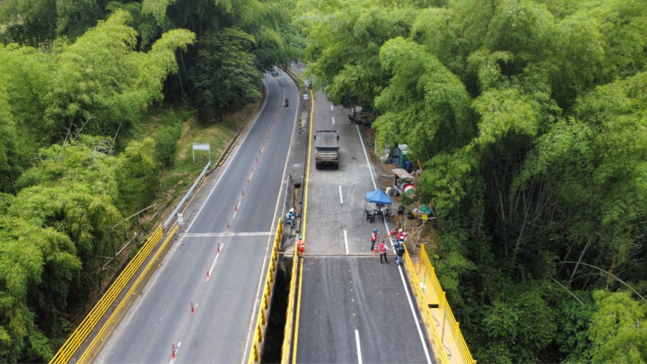 Puente El Rosario, vía Manizales-Pereira. Arreglos de Autopistas del Café.