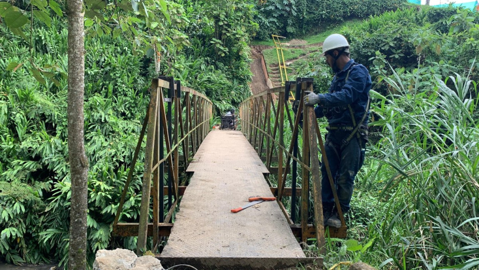 Las obras de renovación del puente peatonal y las escaleras que conectan a dos barrios de Manizales avanzan con el objetivo de brindar mayor seguridad a los habitantes. Estos valoran la intervención y exponen lo que aún queda pendiente en el sector.