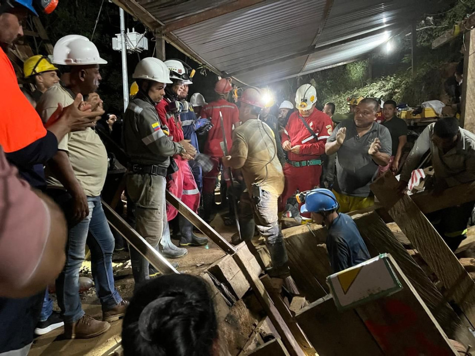 Rescatistas reciben a los mineros salvados del socavón colapsado en Remedios (Antioquia).