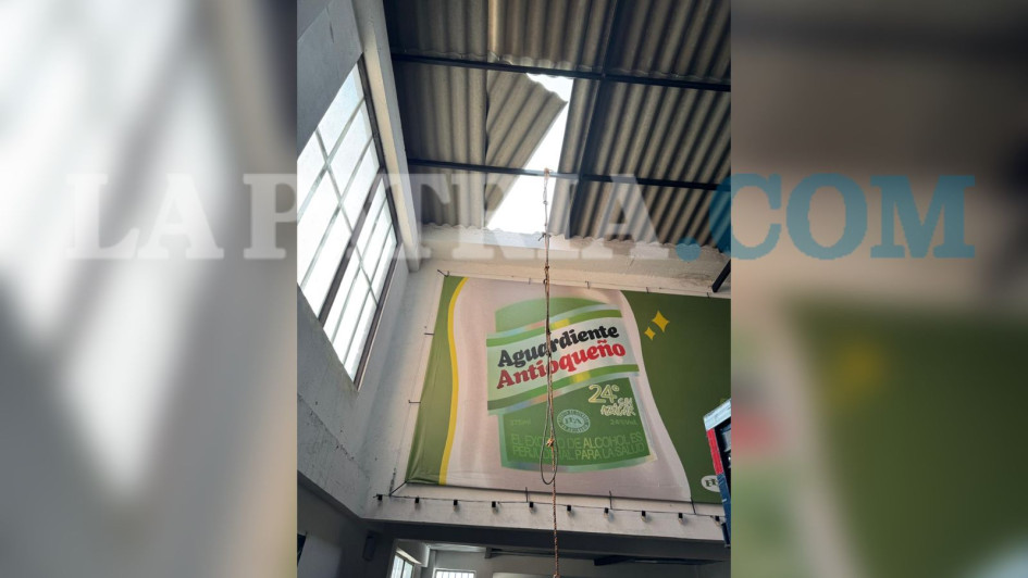 El delincuente ingresó por el techo y descendió por una cuerda.