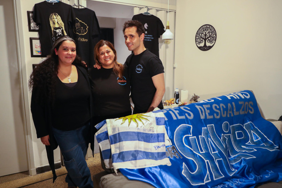 Los integrantes del club uruguayo de fans de Shakira 'Pies Descalzos' Leticia Ortiz, Francisco Campot y Giovanna Martínez posan durante una entrevista, en Montevideo (Uruguay).