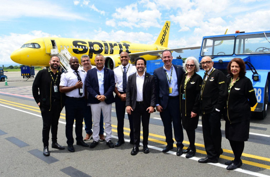 Ceremonia de entrega de llaves a Spirit Airlines en el aeropuerto El Edén.