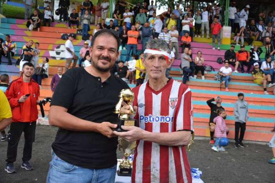 Fotos I Freddy Arango I LA PATRIA  Juan Carlos Rendón, arquero figura en la final y campeón del torneo de la Asunción, festeja con sus compañeros, luego del partido y del aguacero de la tarde de ayer.