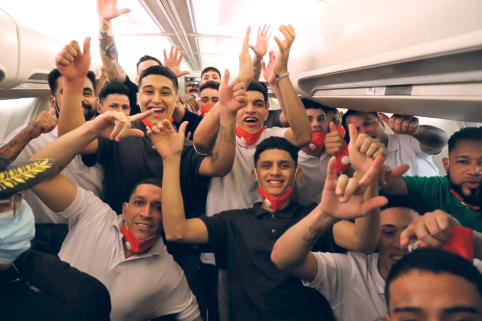 Foto | EFE | LA PATRIA  Aterrizan en Venezuela dos aviones con los 252 migrantes que estaban presos en El Salvador.